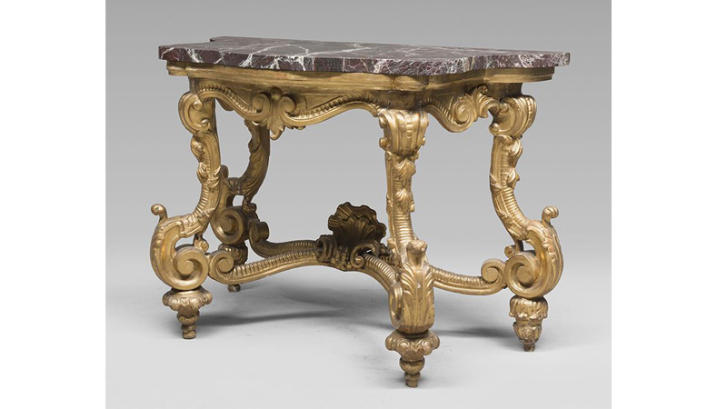 Console in legno dorato. Probabilmente Stato Pontificio periodo Luigi XIV. Misure cm. 97 x 136 x 77.
