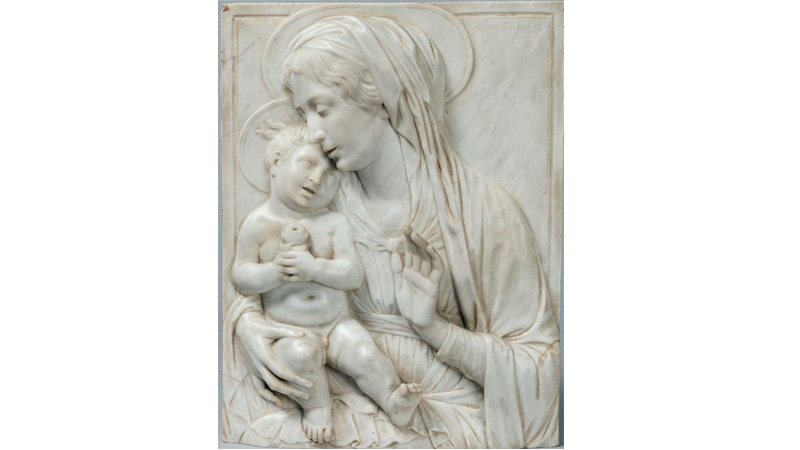 Alceo Dossena (Cremona 1878 - Roma 1937). Madonna col Bambino. Altorilievo in marmo bianco, cm. 56 x 41.