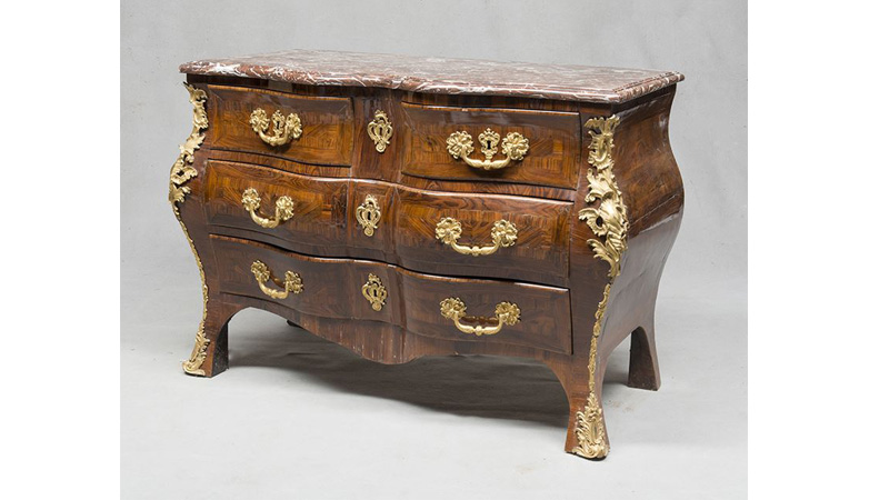 Commode Reggenza in ebano viola, con bordi in bois de rose e guarnizioni in bronzo dorato a mercurio. Francia XVIII secolo. Misure cm. 94 x 127 x 93.