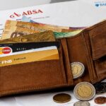 Uomo che legge un articolo sul canone RAI e i requisiti per l'esenzione nel 2026.