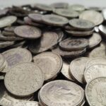 Monete rare e preziose in primo piano, simbolo di ricchezza e collezionismo.