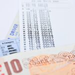 Un giovane sorridente che consulta un documento riguardante il bollo auto.