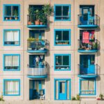 Immagine di un condominio con impalcature e lavori di ristrutturazione, simbolo del Bonus Facciate.