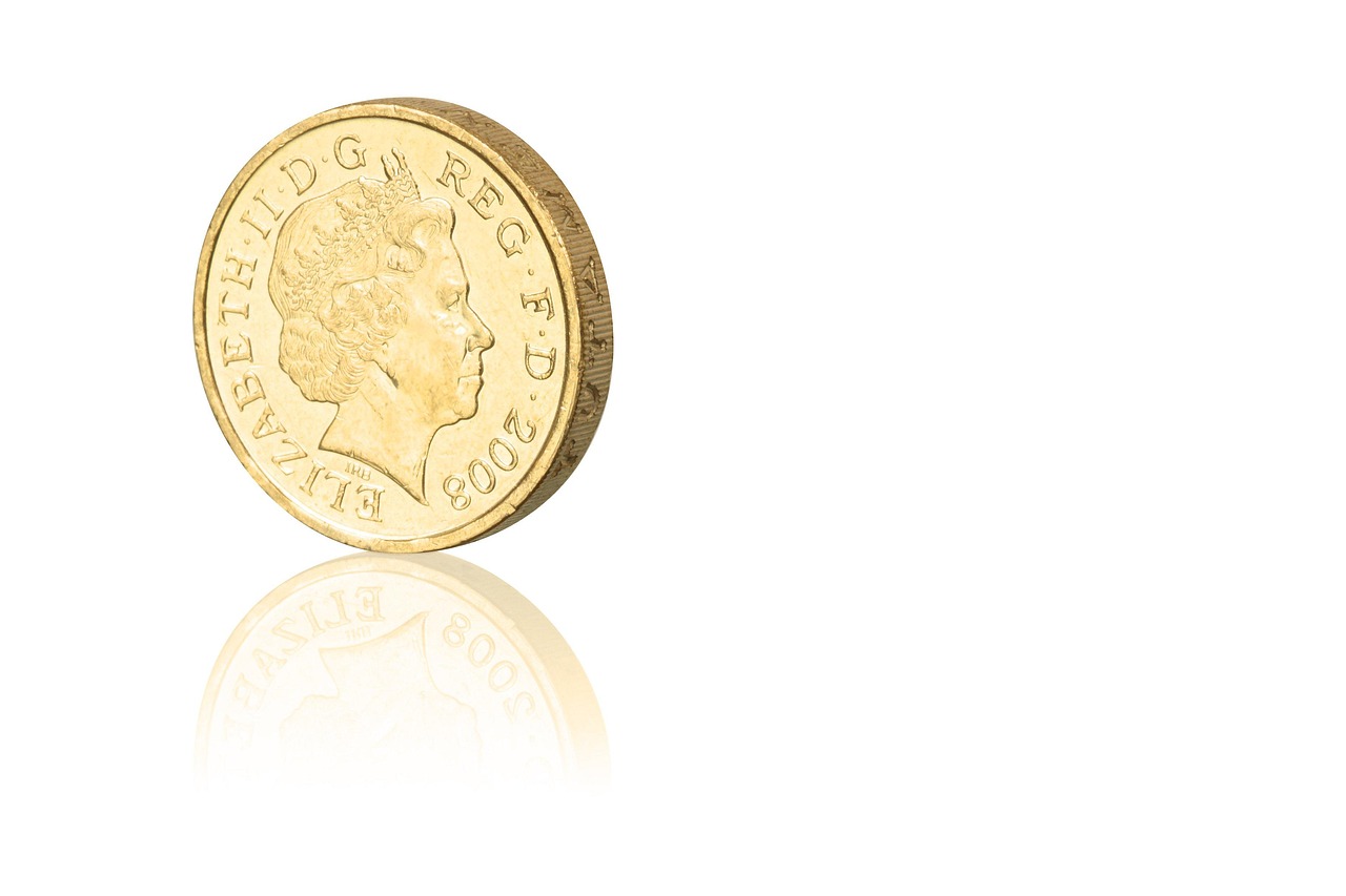 Sterlina d'oro da collezione su un tavolo, evidenziando dettagli e valore attuale sul mercato.