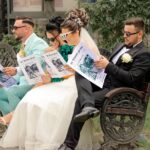 Concorrenti e pacchisti di Affari Tuoi durante un gioco televisivo, sorridenti e concentrati.