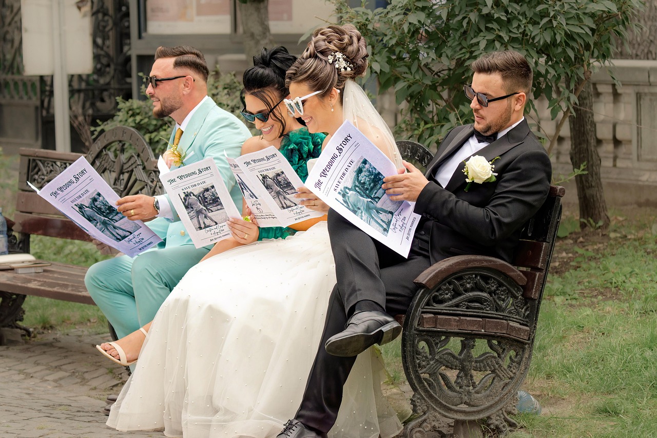 Concorrenti e pacchisti di Affari Tuoi durante un gioco televisivo, sorridenti e concentrati.