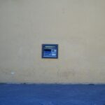 Immagine di un bancomat con avviso di allerta per restituzione contante prelevato.