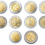 Monete da 2 euro rare e collezionabili esposte su un tavolo, con focus su dettagli preziosi e caratteristiche uniche.