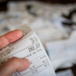 Cartella esattoriale con scadenza marzo 2026, simbolo di riscossione tasse in Italia.