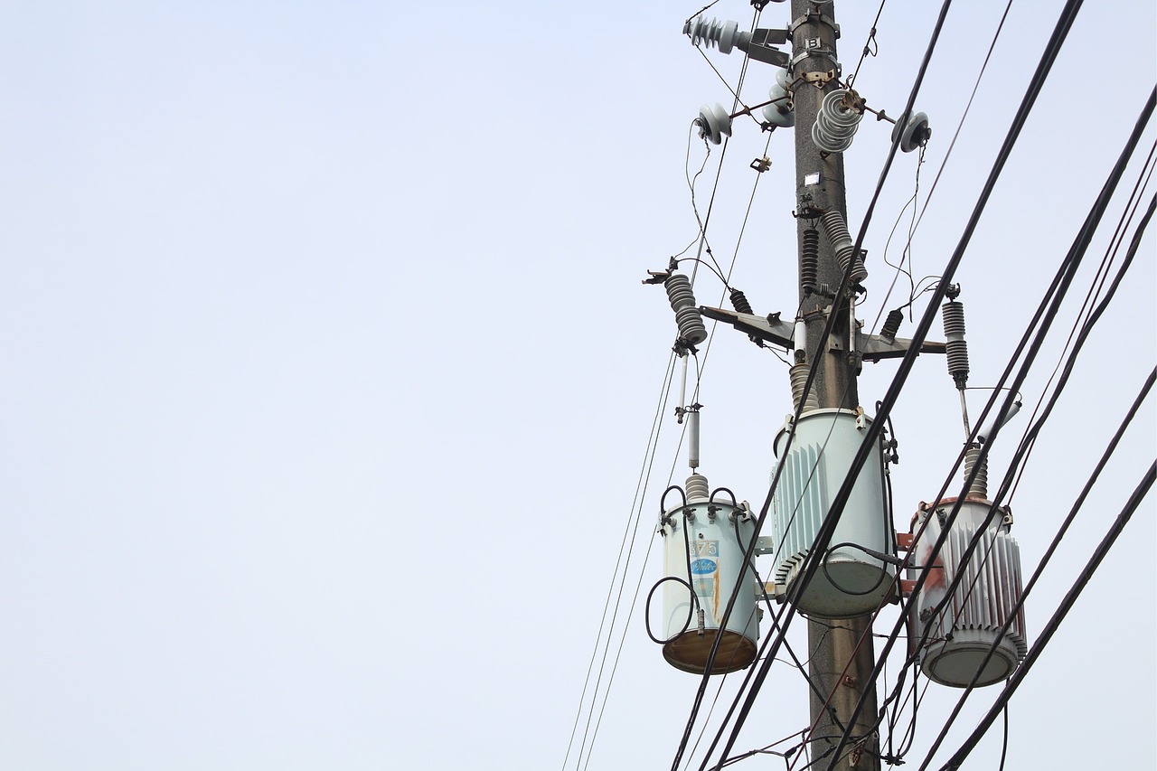 Immagine di bollette elettriche con evidenziazione delle nuove tariffe e avvisi di cambiamento.