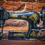 Macchina da cucire Singer del 1970, esposta con dettagli vintage e il logo originale ben visibile.